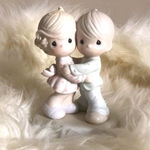 PRECIOUS MOMENTS Hug One Another